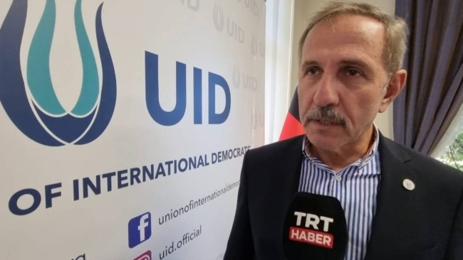 Almanya'da bir caminin duvarına Müslüman karşıtı sloganlar yazıldı